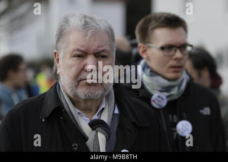 Kurt Beck, der ehemalige Minister? Präsident von Rheinland-pfalz, ist bei der Eröffnung Rallye. Rund 2.000 Antifaschisten aus verschiedenen politischen Parteien und Organisationen durch die Stadt Kandel marschierten, ihren Widerstand gegen den Marsch der rechten AfD-Partei, die an der gleichen Zeit und die Erinnerung an den Mord an einem Mädchen Ende letzten Jahres durch einen Asylbewerber eingesetzt, als Vorwand für einen rechtsradikalen und rassistischen Protest zu zeigen. Der Protest wurde von der rheinland-pfaelzischen Minister? Präsident Malu Dreyer und Politiker aller demokratischen Parteien teilnahmen. (Foto: 23.38.39 Stockfoto
