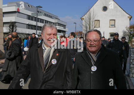 Kurt Beck (rechts), der ehemalige Minister? Präsident von Rheinland-pfalz, Spaziergänge im März. Rund 2.000 Antifaschisten aus verschiedenen politischen Parteien und Organisationen durch die Stadt Kandel marschierten, ihren Widerstand gegen den Marsch der rechten AfD-Partei, die an der gleichen Zeit und die Erinnerung an den Mord an einem Mädchen Ende letzten Jahres durch einen Asylbewerber eingesetzt, als Vorwand für einen rechtsradikalen und rassistischen Protest zu zeigen. Der Protest wurde von der rheinland-pfaelzischen Minister? Präsident Malu Dreyer und Politiker aller demokratischen Parteien teilnahmen. (Foto von Michael De Stockfoto