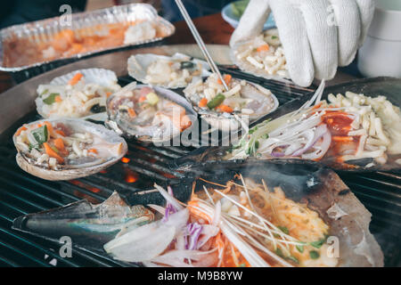 Gegrillte frische Meeresfrüchte, Kochen BBQ Seafood in Brand Stockfoto