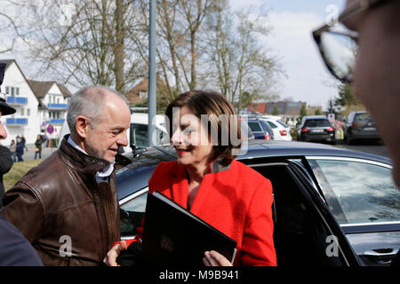 Malu Dreyer, der Minister? Präsident von Rheinland-pfalz, und ihr Mann Klaus Jensen, Oberbürgermeister der Stadt Trier, bei der Kundgebung. Rund 2.000 Antifaschisten aus verschiedenen politischen Parteien und Organisationen durch die Stadt Kandel marschierten, ihren Widerstand gegen den Marsch der rechten AfD-Partei, die an der gleichen Zeit und die Erinnerung an den Mord an einem Mädchen Ende letzten Jahres durch einen Asylbewerber eingesetzt, als Vorwand für einen rechtsradikalen und rassistischen Protest zu zeigen. Der Protest wurde von der rheinland-pfaelzischen Minister? Präsident Malu Dreyer und Politiker aus besucht Stockfoto