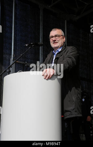 Dietmar Muscheid, der Vorsitzende des Deutschen Gewerkschaftsbundes (DGB) in Rheinland-Pfalz und dem Saarland, Adressen der Eröffnung Rallye. Rund 2.000 Antifaschisten aus verschiedenen politischen Parteien und Organisationen durch die Stadt Kandel marschierten, ihren Widerstand gegen den Marsch der rechten AfD-Partei, die an der gleichen Zeit und die Erinnerung an den Mord an einem Mädchen Ende letzten Jahres durch einen Asylbewerber eingesetzt, als Vorwand für einen rechtsradikalen und rassistischen Protest zu zeigen. Der Protest wurde von der rheinland-pfaelzischen Minister? Präsident Malu Dreyer und Politik besucht Stockfoto