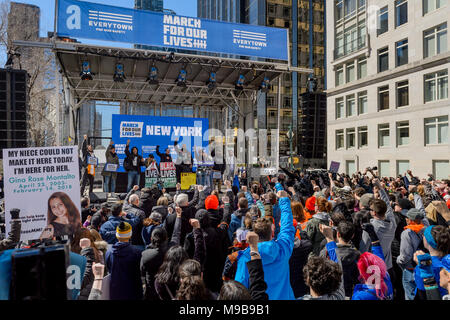 New York, USA 24 Mar 2018. Nupol Kiazolu von Schwarz Leben von New York - Studenten, Familien und Anhänger der Marsch für das Leben auf den Straßen von New York City am 24. März 2018; zu verlangen, dass ihr Leben und ihre Sicherheit eine Priorität werden und dass wir am Ende von Waffengewalt in unseren Gemeinschaften und Schulen heute. . Über 800 Geschwister marschiert? Waren in jedem Zustand geplant? Im ganzen Land und auf jedem Kontinent?. März für unser Leben ist ein Stud Stockfoto