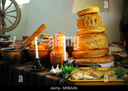 Ende der Fastenzeit. Ukrainische traditionelle Ostern essen - Brote, Müsli Schale, gebratener Fisch - in der Nähe von Herd platziert. März 23, 2018. Kiew, Ukraine Stockfoto