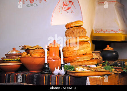 Ende der Fastenzeit. Ukrainische traditionelle Ostern essen - Brote, Müsli Schale, gebratener Fisch - in der Nähe der ländlichen Backrohr. März 23, 2018. Kiew, Ukraine Stockfoto