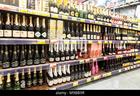 Samara, Russland - 24. März 2018: alkoholische Getränke Showcase an der Kette SB-Warenhaus. Stockfoto