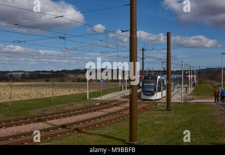 Ein Edinburgh Tram hält an Ingleston Park und Ride Station auf dem Weg zum Flughafen Edinburgh in Schottland an einem schönen sonnigen Frühlingstag Stockfoto