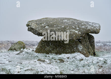 Chun Quoit. 3000/4000 v. Chr. alte Grabstätte für die frühen Bauern in Cornwall. Photo 18/03/2018 Während der seltenen Schneefälle in Far West Cornwall berücksichtigt Stockfoto