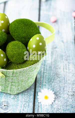 Ostern. Bemalten Eiern auf Ostertisch. Osterei in den Korb. Oster-Deko Stockfoto