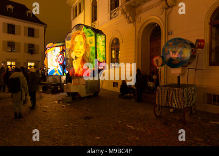 Münsterplatz, Basel, Schweiz - 20. Februar 2018. Basler Fasnacht. Schöne beleuchtete Laterne mit dem Thema der erneuerbaren Energien Stockfoto