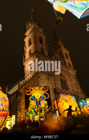 Münsterplatz, Basel, Schweiz - 20. Februar 2018. Basler Fasnacht. Schön beleuchteten Laternen vor dem Basler Münster Stockfoto