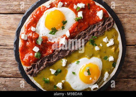 Huevos divorciados, Spiegeleier auf maistortillas mit zwei Salsas, mexikanisches Frühstück. horizontal oben Ansicht von oben Stockfoto