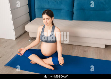 Schwangere Frau meditiert Stockfoto