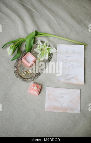 Graphic Arts der wunderschöne Hochzeit Kalligraphie Karten mit Blume. Schöne Hochzeit Einladung. Details aus Stoff, der Polygraphie und Blumen Ansicht von oben. Stockfoto