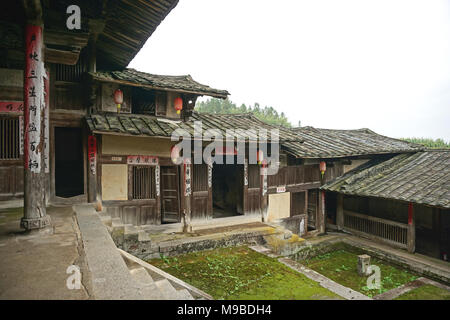 Weiwu – festungsähnliche geschlossene Bauernhäuser, die für eine Großfamilie oder einen Clan in Fujian, China, gebaut wurden, bestehen aus Holzrahmen im Chuandou-System Stockfoto