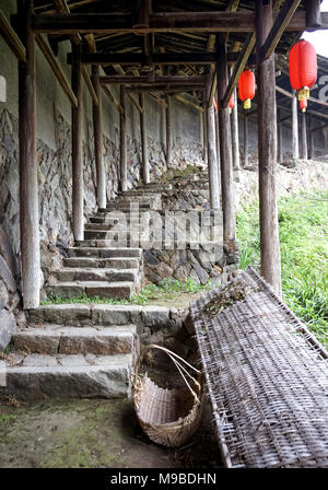 Weiwu – festungsähnliche geschlossene Bauernhäuser, die für eine Großfamilie oder einen Clan in Fujian, China, gebaut wurden, bestehen aus Holzrahmen im Chuandou-System Stockfoto