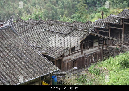 Weiwu – festungsähnliche geschlossene Bauernhäuser, die für eine Großfamilie oder einen Clan in Fujian, China, gebaut wurden, bestehen aus Holzrahmen im Chuandou-System Stockfoto