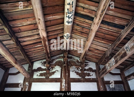 Weiwu – festungsähnliche geschlossene Bauernhäuser, die für eine Großfamilie oder einen Clan in Fujian, China, gebaut wurden, bestehen aus Holzrahmen im Chuandou-System Stockfoto