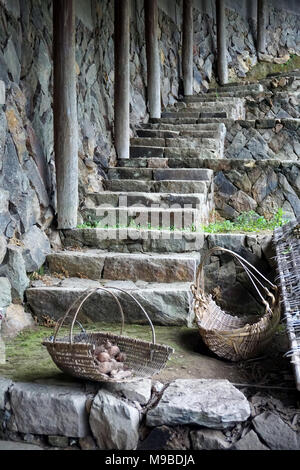 Weiwu – festungsähnliche geschlossene Bauernhäuser, die für eine Großfamilie oder einen Clan in Fujian, China, gebaut wurden, bestehen aus Holzrahmen im Chuandou-System Stockfoto