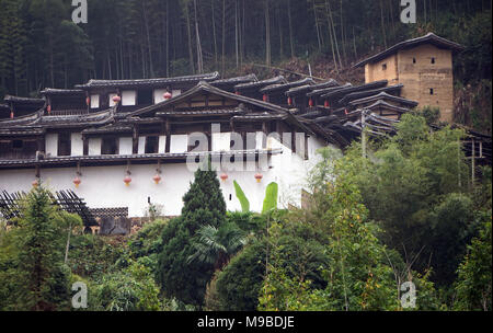 Weiwu – festungsähnliche geschlossene Bauernhäuser, die für eine Großfamilie oder einen Clan in Fujian, China, gebaut wurden, bestehen aus Holzrahmen im Chuandou-System Stockfoto