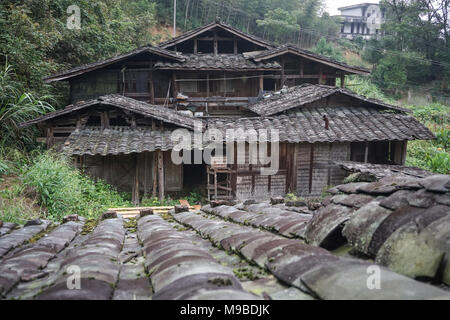 Weiwu – festungsähnliche geschlossene Bauernhäuser, die für eine Großfamilie oder einen Clan in Fujian, China, gebaut wurden, bestehen aus Holzrahmen im Chuandou-System Stockfoto