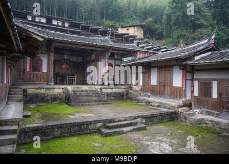 Weiwu – festungsähnliche geschlossene Bauernhäuser, die für eine Großfamilie oder einen Clan in Fujian, China, gebaut wurden, bestehen aus Holzrahmen im Chuandou-System Stockfoto