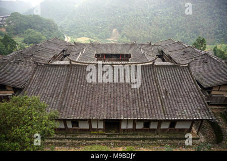 Weiwu – festungsähnliche geschlossene Bauernhäuser, die für eine Großfamilie oder einen Clan in Fujian, China, gebaut wurden, bestehen aus Holzrahmen im Chuandou-System Stockfoto