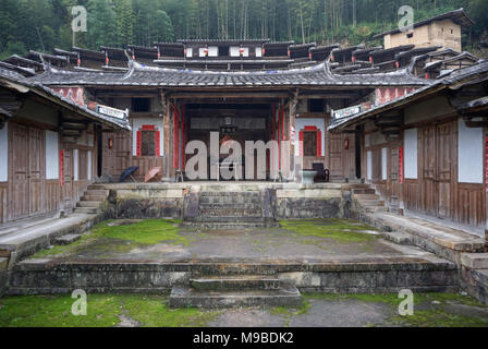 Weiwu – festungsähnliche geschlossene Bauernhäuser, die für eine Großfamilie oder einen Clan in Fujian, China, gebaut wurden, bestehen aus Holzrahmen im Chuandou-System Stockfoto