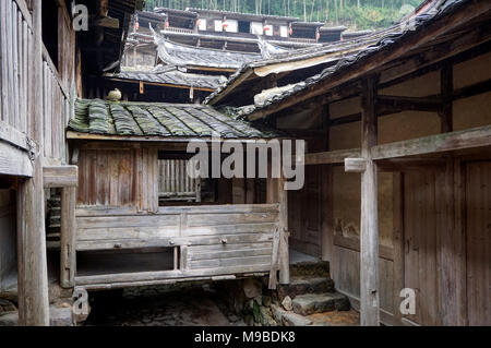 Weiwu – festungsähnliche geschlossene Bauernhäuser, die für eine Großfamilie oder einen Clan in Fujian, China, gebaut wurden, bestehen aus Holzrahmen im Chuandou-System Stockfoto