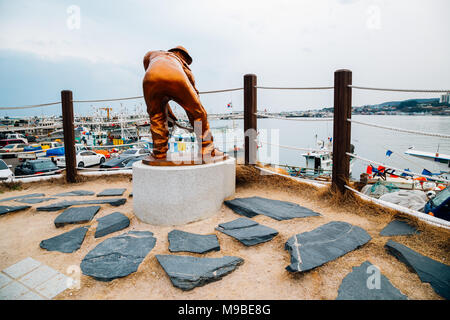 Pohang, Korea - Februar 8, 2017: Fischer Statue in Guryongpo port Stockfoto