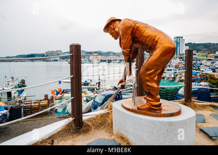 Pohang, Korea - Februar 8, 2017: Fischer Statue in Guryongpo port Stockfoto