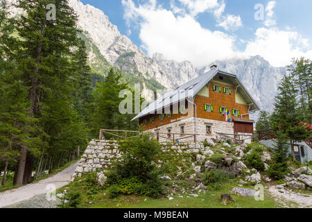 Aljazev Dom in Vrata Tal, Triglav Nationalpark in den Julischen Alpen, Slowenien, Europa. Stockfoto