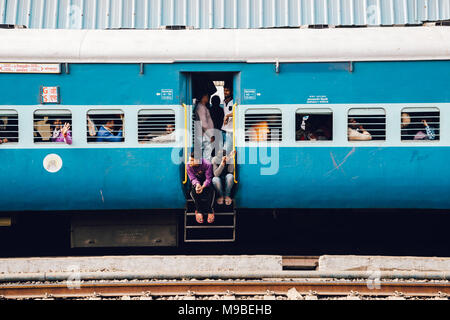 Gwalior, Indien - November 15, 2017: Passagiere in der indischen Eisenbahn Zug Stockfoto