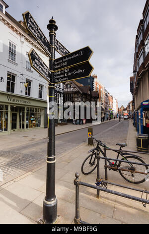 Touristische Informationen unterzeichnen und im Tudor Stil Gebäude und Fassaden auf der High Street im Zentrum von Shrewsbury, einer historischen Stadt in England Stockfoto