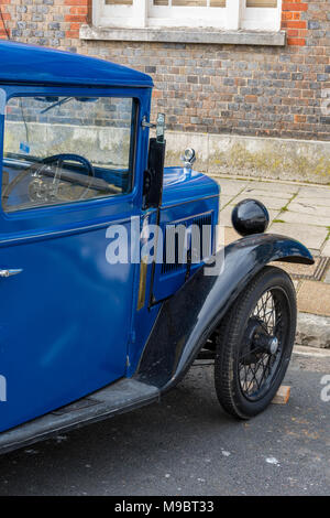 Eine alte oder Vintage austin Auto auf der Seite einer Straße und im täglichen Gebrauch durch den Eigentümer geparkt. klassische Sammler Autos und Auto zeigt von Sammlern. Austin Stockfoto