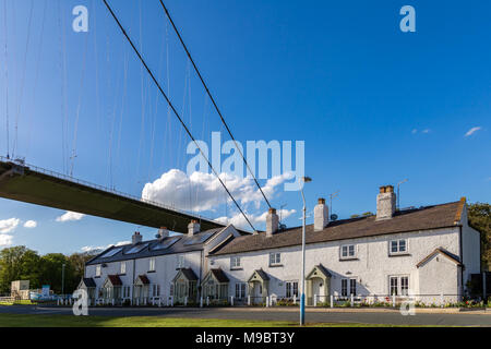 Hessle, East Riding von Yorkshire, England, Großbritannien - 02.Mai 2016: Häuser unter dem Humber Bridge Stockfoto