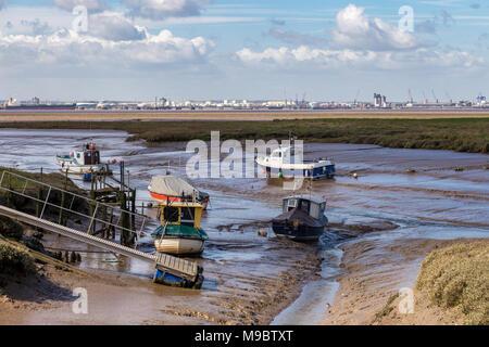 In der Nähe von Ottringham, East Riding von Yorkshire, England, Großbritannien - 03.Mai 2016: Boote am Ufer des Flusses Humber, mit Blick auf den Immingham Dock Stockfoto