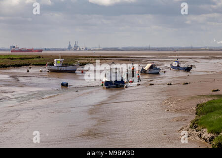 In der Nähe von Ottringham, East Riding von Yorkshire, England, Großbritannien - 03.Mai 2016: Boote am Ufer des Flusses Humber, mit Blick auf den Immingham Dock Stockfoto