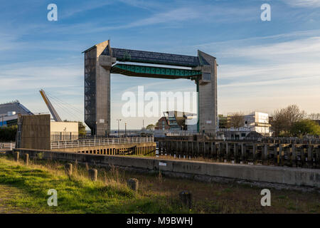 Kingston upon Hull, England, Großbritannien - 03.Mai 2016: Blick von Skala Lane Swing Bridge in Richtung Myton Brücke, Millenium Bridge und das Sturmflutwehr Stockfoto