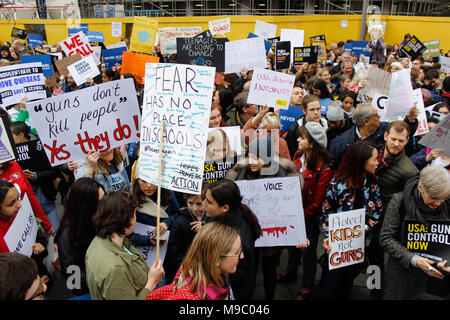 London, Großbritannien. 24. März, 2018. Die Demonstranten auf der US-Botschaft in London für den März für unser Leben Credit: Alex Cavendish/Alamy leben Nachrichten Stockfoto