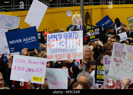 London, Großbritannien. 24. März, 2018. Die Demonstranten auf der US-Botschaft in London für den März für unser Leben Credit: Alex Cavendish/Alamy leben Nachrichten Stockfoto