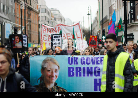 London, Großbritannien. 24. März, 2018. Demonstranten nehmen in einer freien Afrin März Anna Campbell Credit: Alex Cavendish/Alamy Leben Nachrichten gedenken Stockfoto