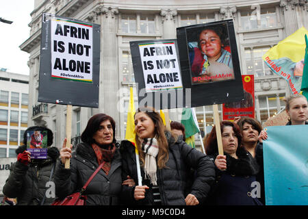 London, Großbritannien. 24. März, 2018. Demonstranten nehmen in einer freien Afrin März Anna Campbell Credit: Alex Cavendish/Alamy Leben Nachrichten gedenken Stockfoto