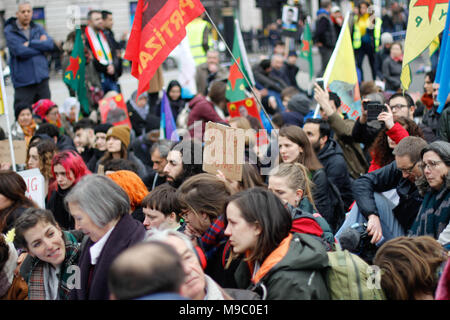 London, Großbritannien. 24. März, 2018. Demonstranten nehmen in einer freien Afrin März Anna Campbell Credit: Alex Cavendish/Alamy Leben Nachrichten gedenken Stockfoto