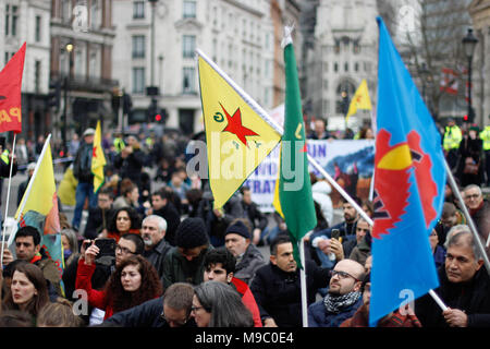 London, Großbritannien. 24. März, 2018. Demonstranten nehmen in einer freien Afrin März Anna Campbell Credit: Alex Cavendish/Alamy Leben Nachrichten gedenken Stockfoto