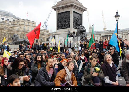 London, Großbritannien. 24. März, 2018. Demonstranten nehmen in einer freien Afrin März Anna Campbell Credit: Alex Cavendish/Alamy Leben Nachrichten gedenken Stockfoto