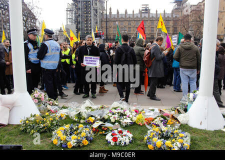 London, Großbritannien. 24. März, 2018. Demonstranten nehmen in einer freien Afrin März Anna Campbell Credit: Alex Cavendish/Alamy Leben Nachrichten gedenken Stockfoto