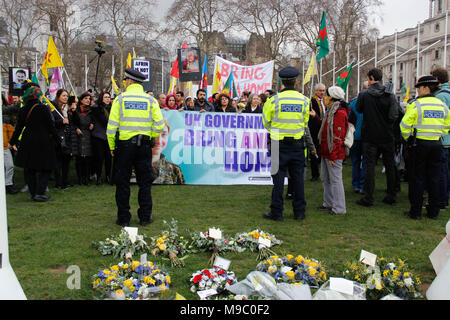 London, Großbritannien. 24. März, 2018. Demonstranten nehmen in einer freien Afrin März Anna Campbell Credit: Alex Cavendish/Alamy Leben Nachrichten gedenken Stockfoto