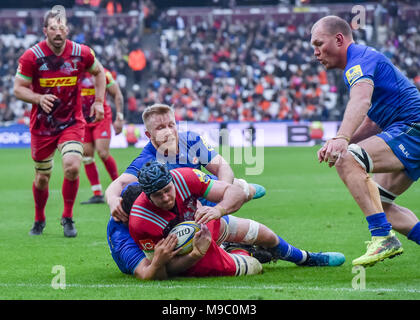 London, Großbritannien. 24. März, 2018. James Horwill (C) der Harlekine Partituren seiner Seite zweiter Versuch während Aviva Premiership Übereinstimmung zwischen Sarazenen und Harlekine in London Stadion am Samstag, den 24. März 2018. LONDON ENGLAND. Credit: Taka G Wu Credit: Taka Wu/Alamy leben Nachrichten Stockfoto