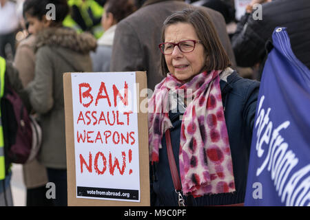 Paris, Frankreich. 24. März 2018. Frau mit einem Schild gegen Waffengewalt während der März für unser Leben zu protestieren. © David Bertho/Alamy leben Nachrichten Stockfoto