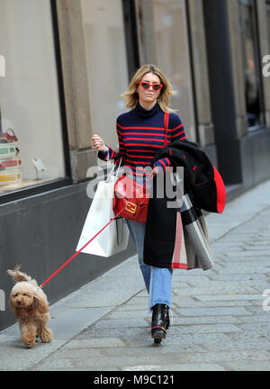 Mailand, Elena Barolo gehen mit Ihrem Hund Elena Barolo überrascht zu Fuß durch die Straßen der Innenstadt mit seiner 'Spielzeug' Wisky. Hier ist sie in der Via della Spiga, während sie nach Hause zurückkehrt. Stockfoto